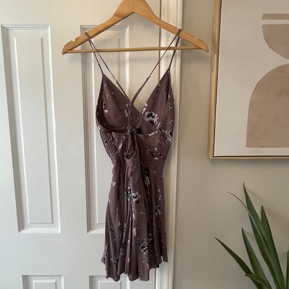 UO Kimchi Blue Strappy Cross-back Floral Purple Romper Size 0 Like New - Picture 7 of 10